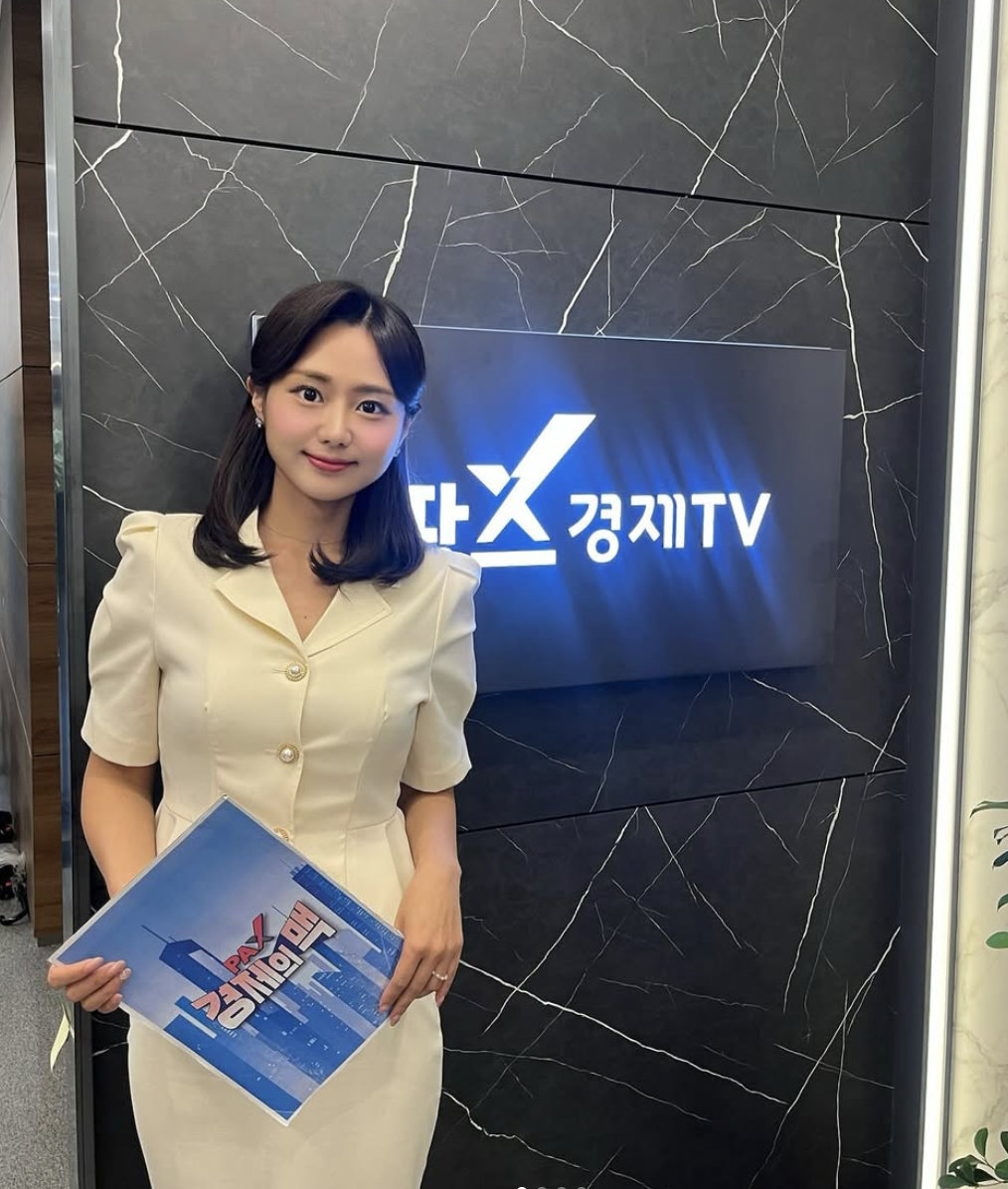 경제 방송 스튜디오에 선 김햇살 전문가