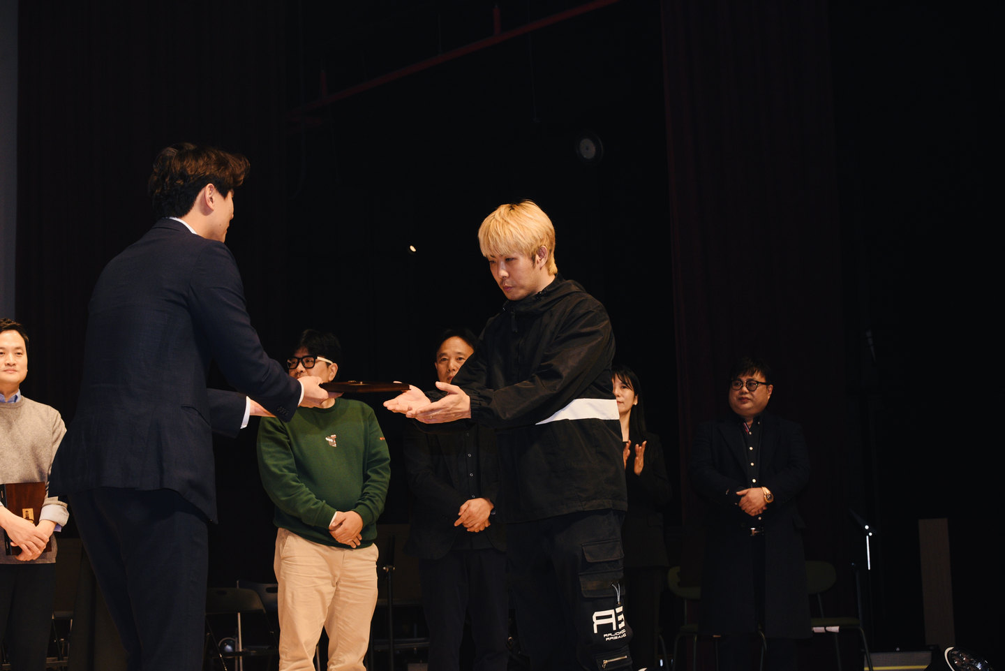 행사 무대에서 상을 받는 남요한 전문가