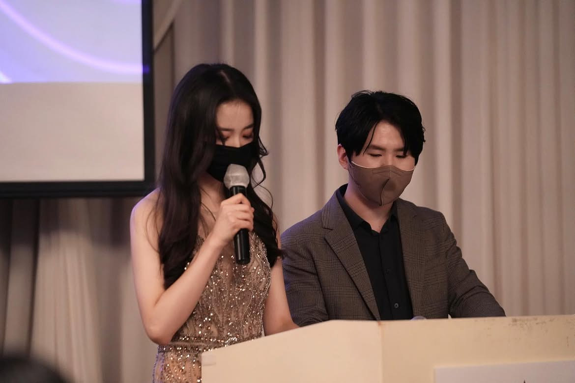 마이크를 들고 행사를 진행하는 이현영 전문가