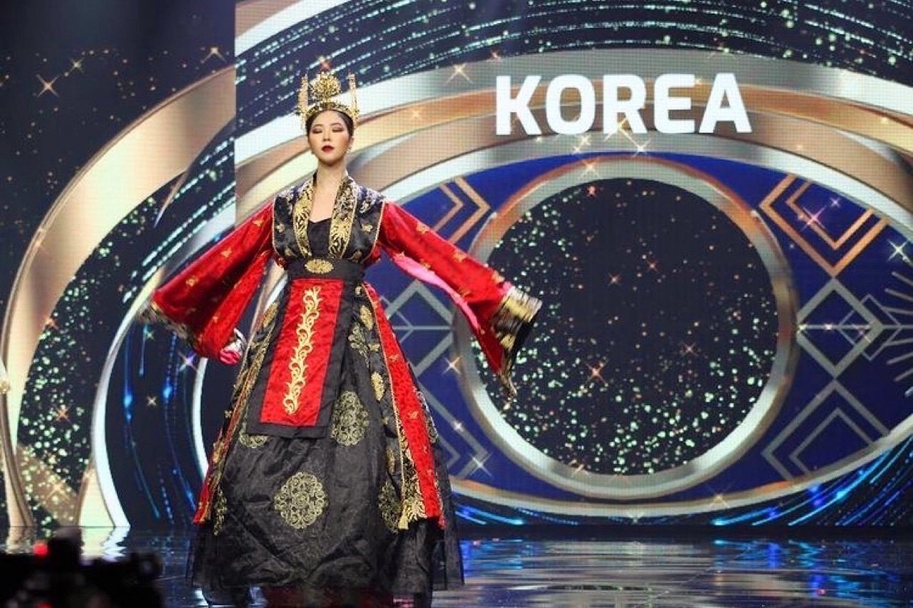 세계대회 무대에서 한복 의상을 입은 이현영 전문가